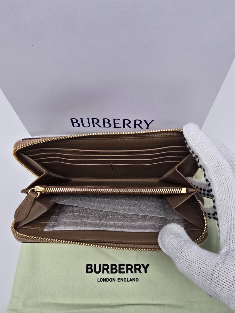 Authentic Burberry Vintage Check Zip Around Wallet NWT - Picture 6 of 10